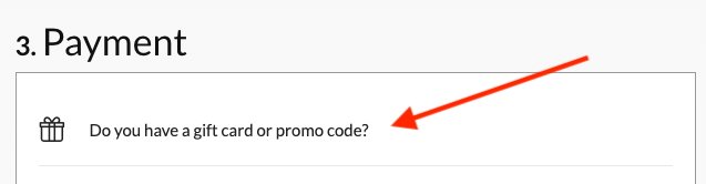 Pokračujte k pokladně a až se dostanete ke kroku 3 (Platba), vyhledejte odkaz s ikonou dárku, která říká: „Máte dárkovou kartu nebo promo kód?“