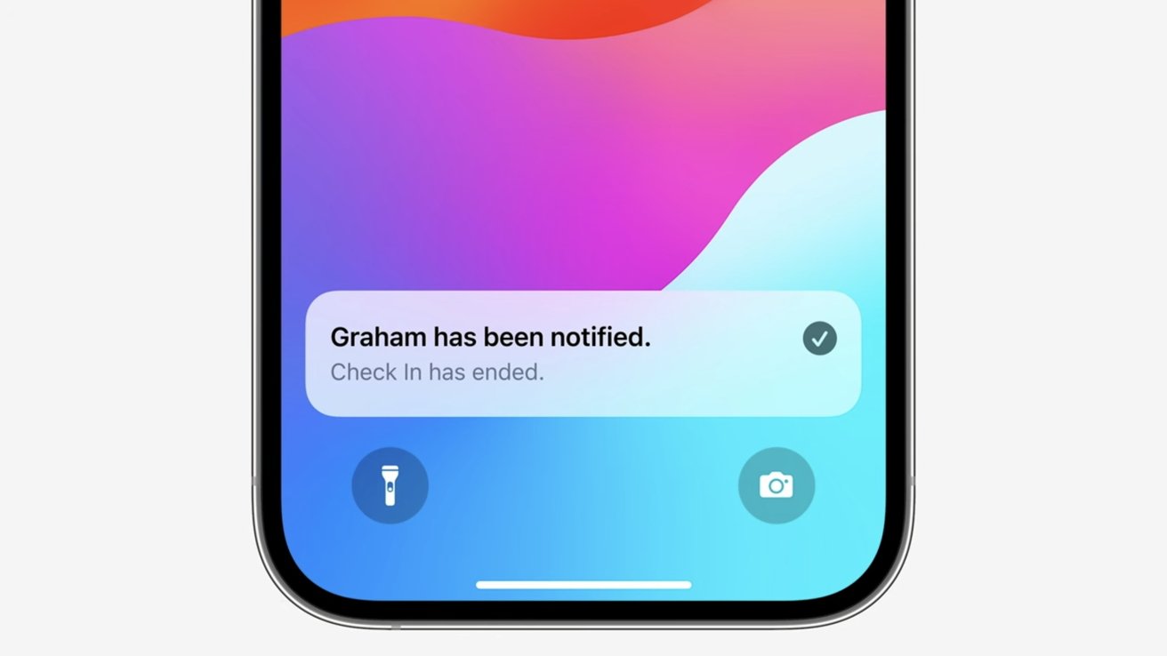 Obrazovka smartphonu s oznámením „Graham byl upozorněn.  Check In skončil.“ s barevným pozadím.