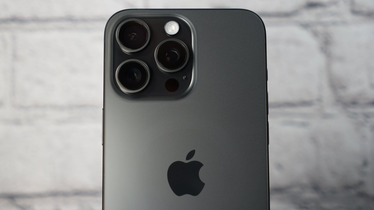 iPhone 15 Pro Max ve vesmírně černé barvě s viditelným nárazem fotoaparátu