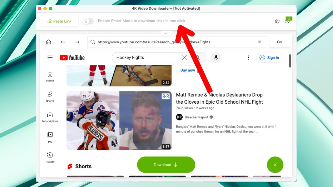 Snímek obrazovky s výsledky vyhledávání na YouTube pro hokejové zápasy s videi a červenou šipkou ukazující na tlačítko stahování.