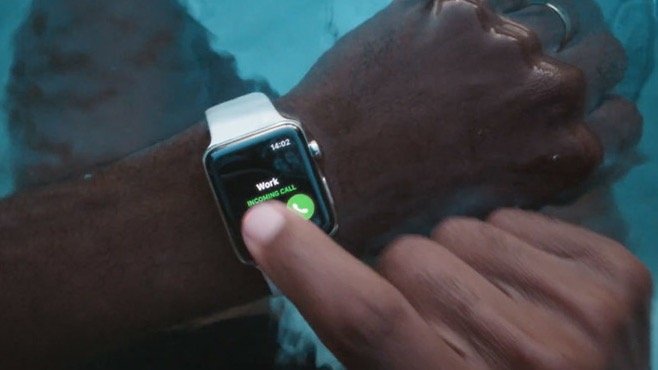 Muž odpovídá na telefonní hovor na Apple Watch v bazénu