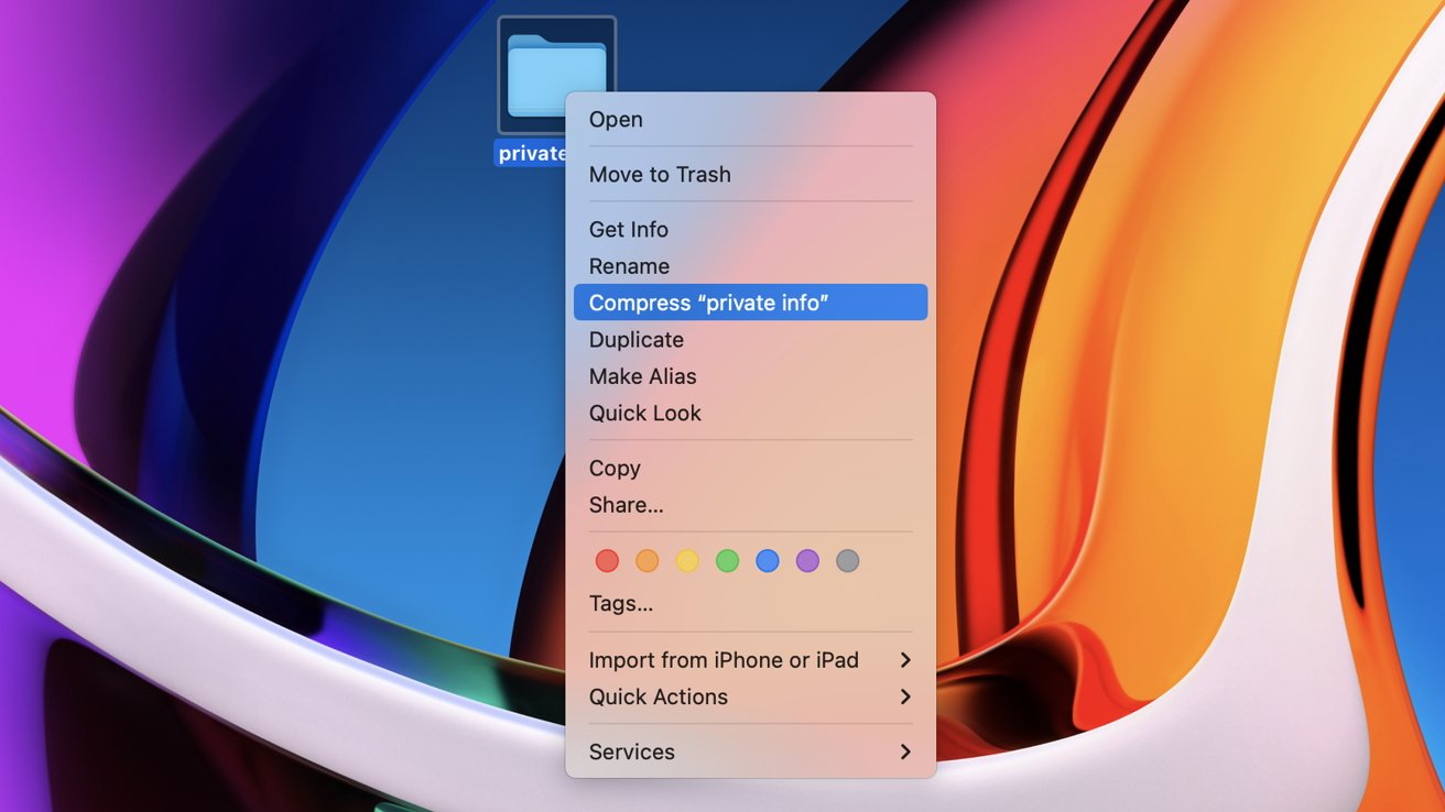 Plocha Macu s barevnou abstraktní tapetou a otevřenou kontextovou nabídkou, která nabízí možnosti, jako je komprimace složky s názvem „soukromé informace“.