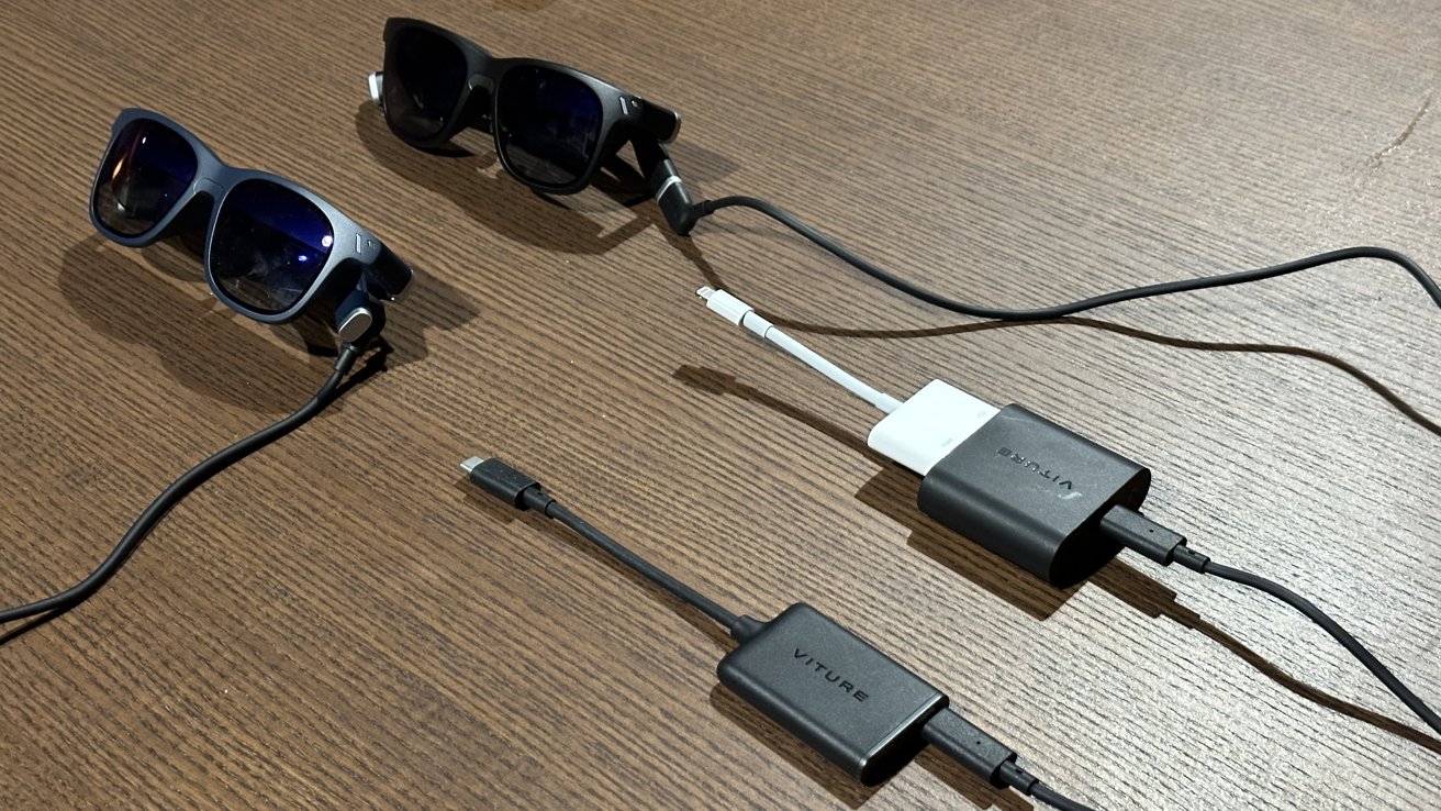 Recenze brýlí VITURE One XR - Adaptéry pro Lightning s Lite nahoře a adaptér pro USB-C plus nabíjení dole.