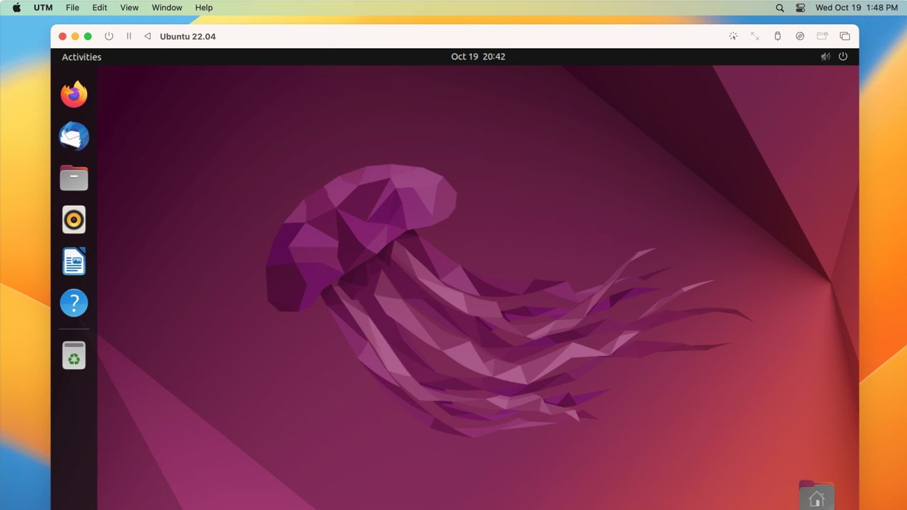 Plocha Ubuntu 22.04 s fialovou low-poly art medúzovou tapetou, vlevo dok s různými ikonami aplikací