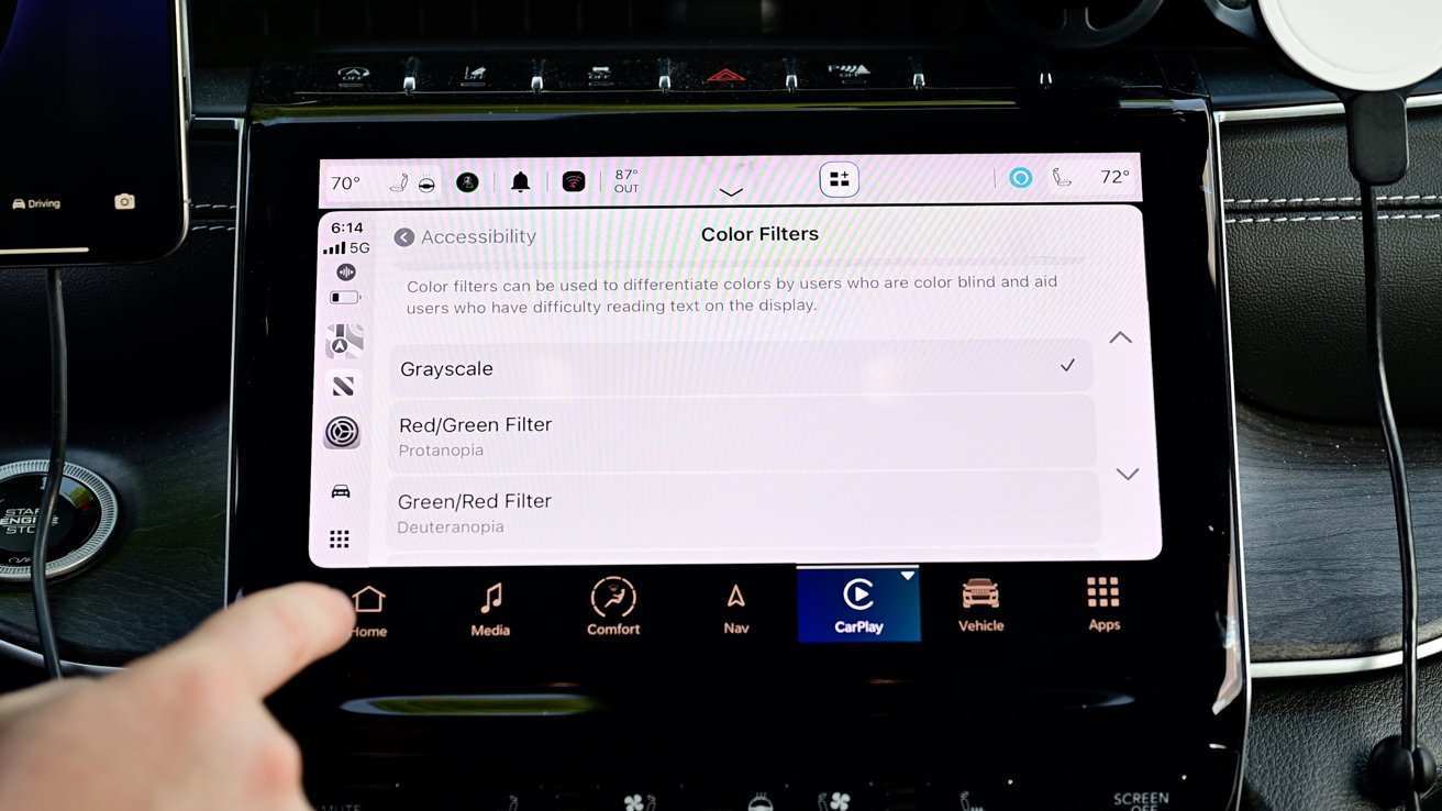 CarPlay se zapnutým barevným filtrem ve stupních šedi se seznamem možností v Nastavení