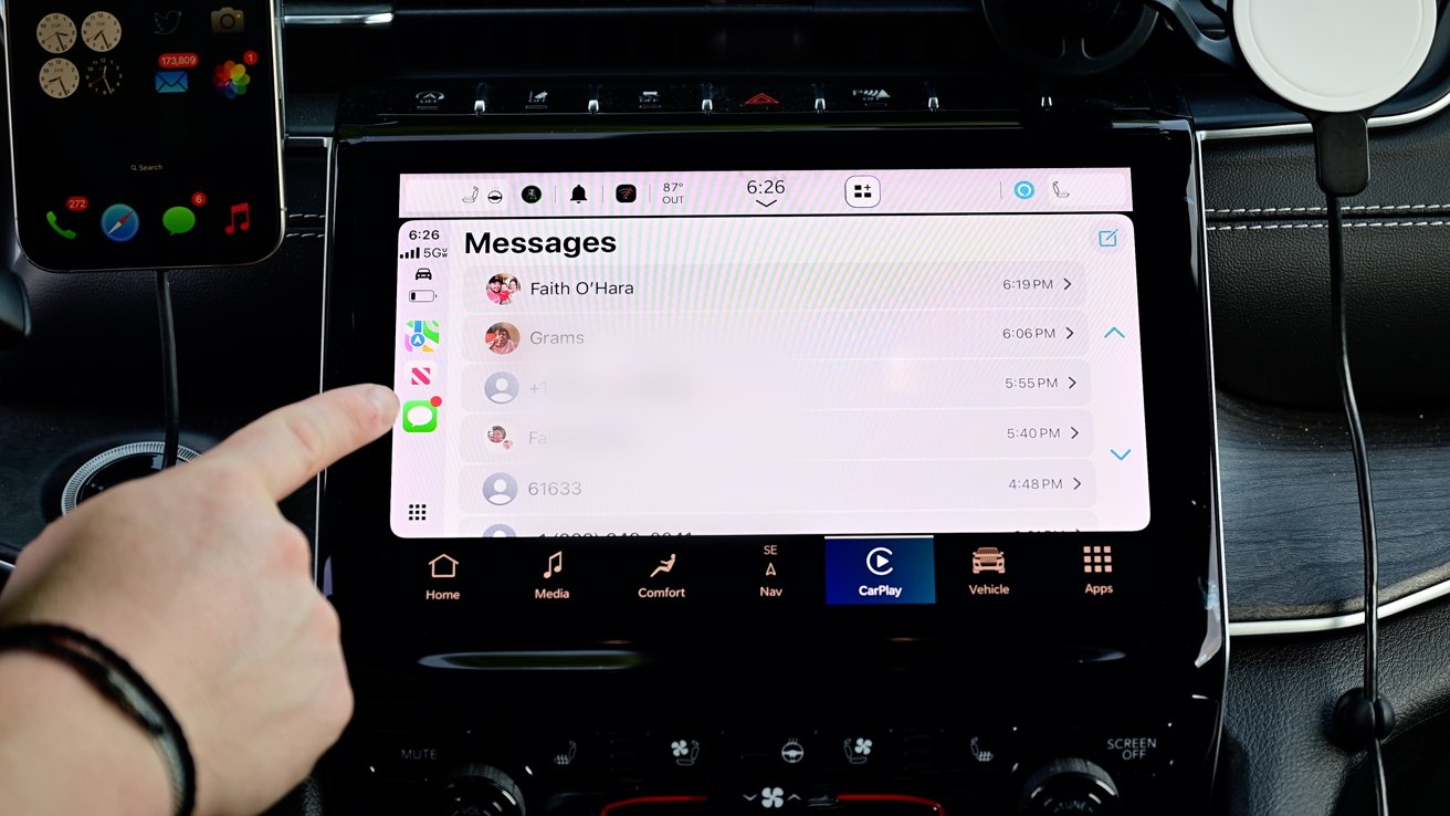 Informační a zábavní systém Jeep zobrazující aplikaci Zprávy v CarPlay s novými profilovými fotografiemi pro každý kontakt vlevo vedle jeho jména