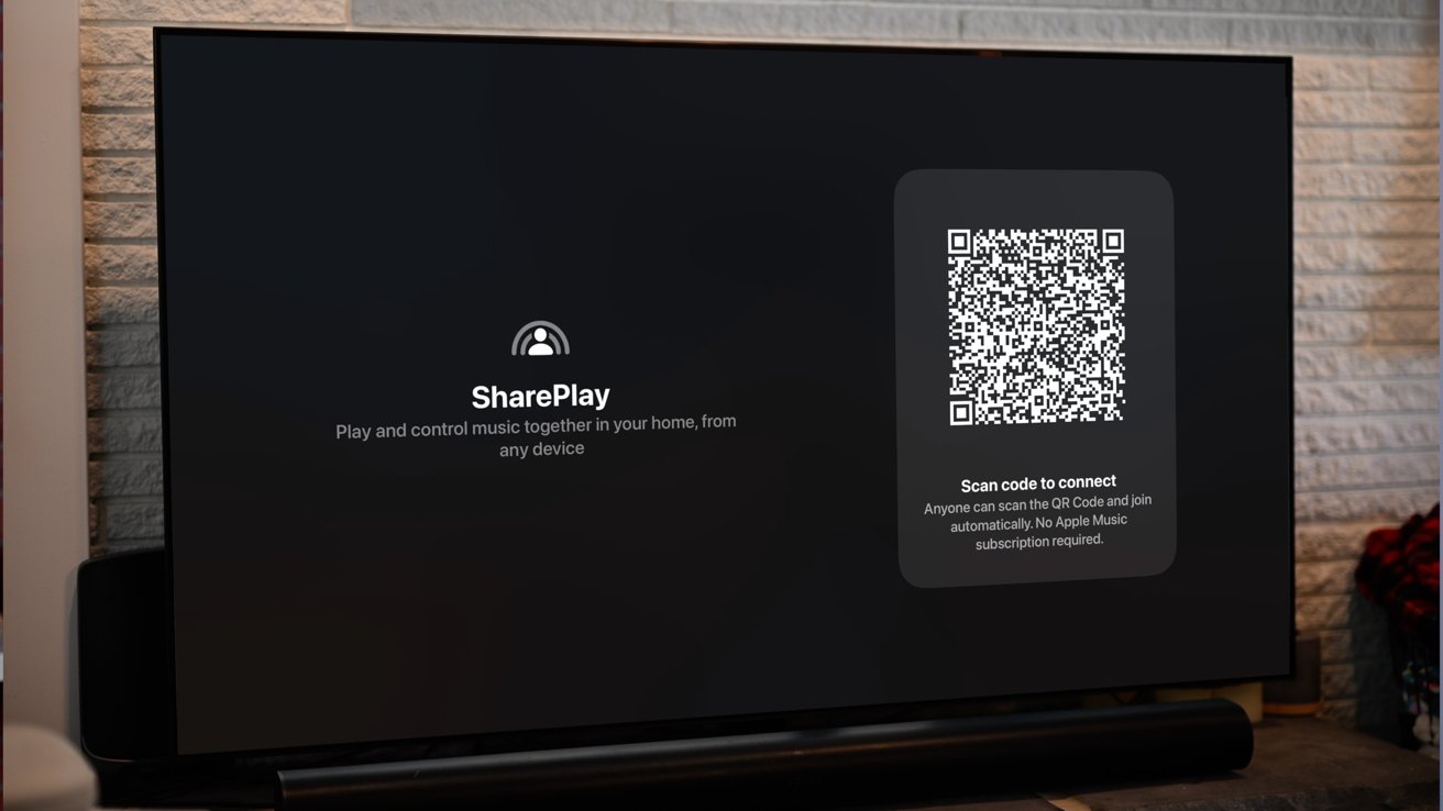 Televizor s obrazovkou SharePlay nahoře s QR kódem pro přidání hudby do seznamu skladeb