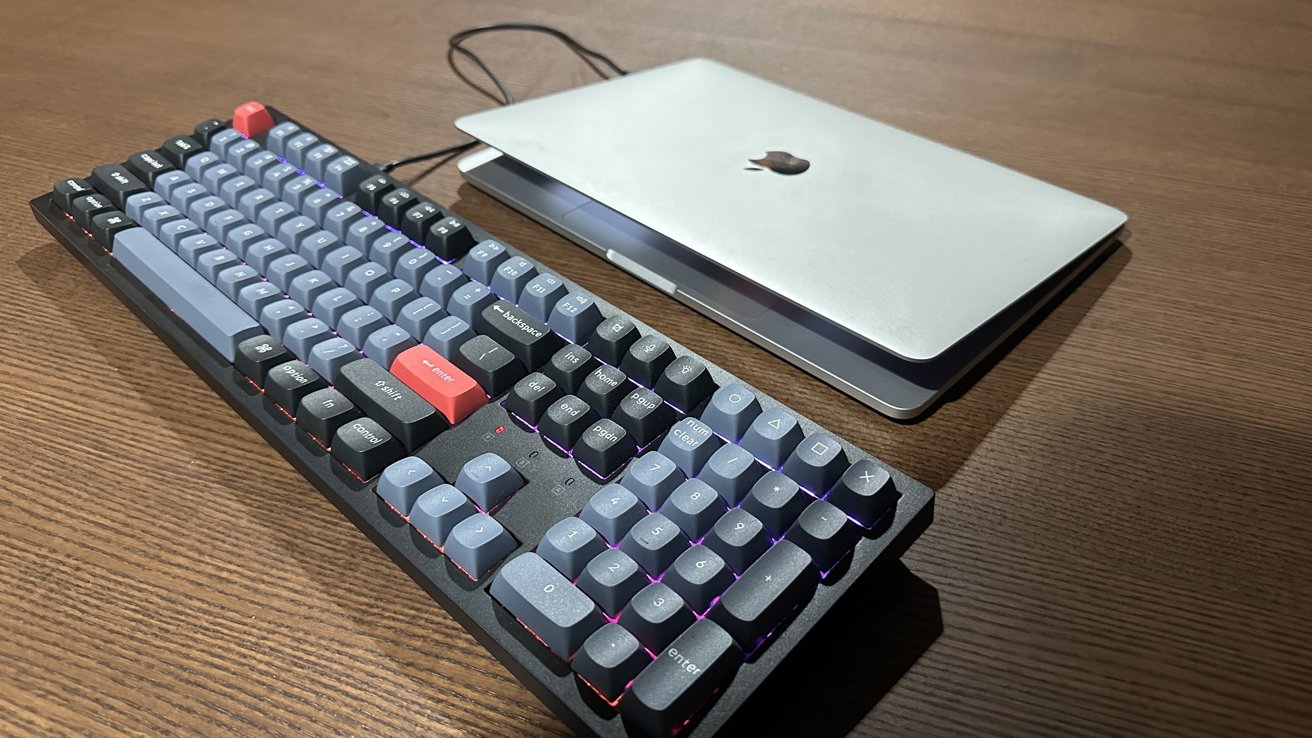 Recenze Keychron K10 Pro: Kabelové připojení k MacBooku Pro.