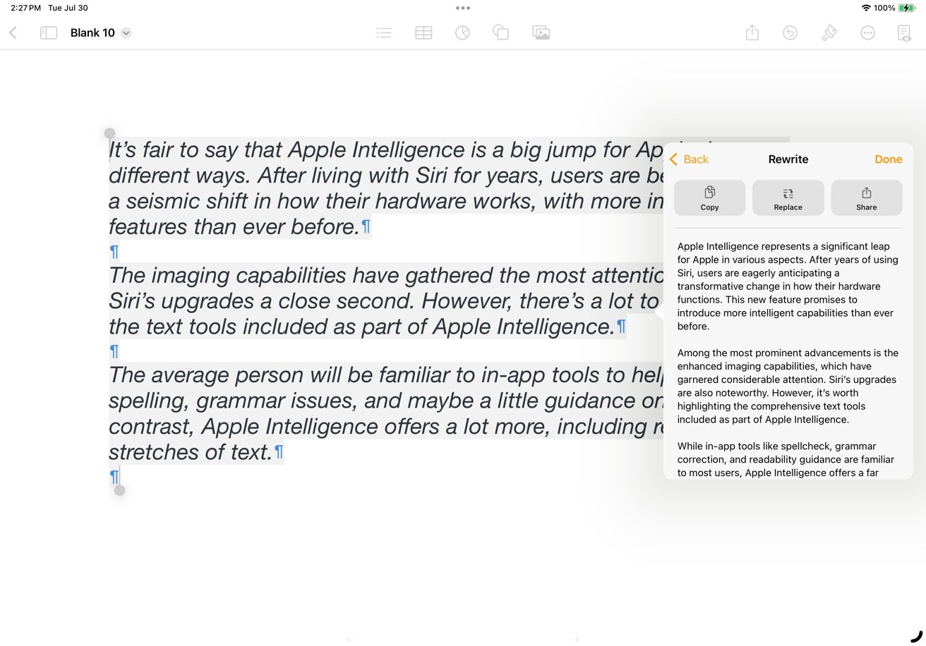 Editor digitálních dokumentů zobrazuje odstavce textu o Apple Intelligence a postranní panel s návrhem na přepsání textu.  Rozhraní editoru obsahuje nástroje pro formátování textu.