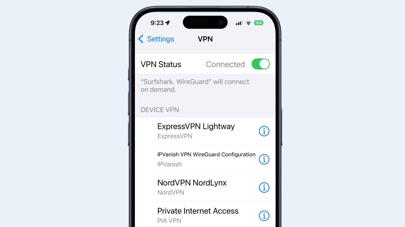 Obrazovka smartphonu zobrazující nastavení VPN, stav připojení VPN a seznam různých služeb VPN, jako je ExpressVPN, IPVanish, NordVPN a Private Internet Access.