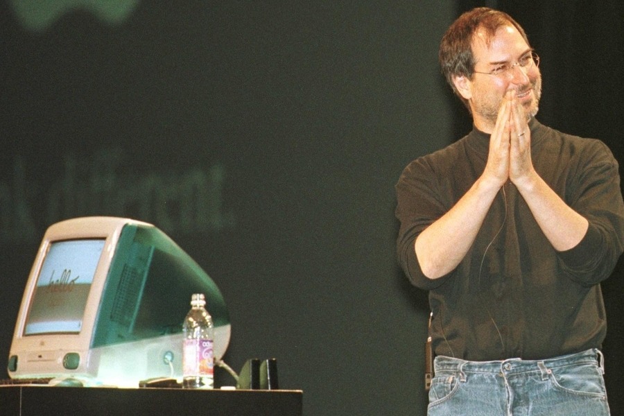 Steve Jobs uvedl na trh úplně první iMac v roce 1998