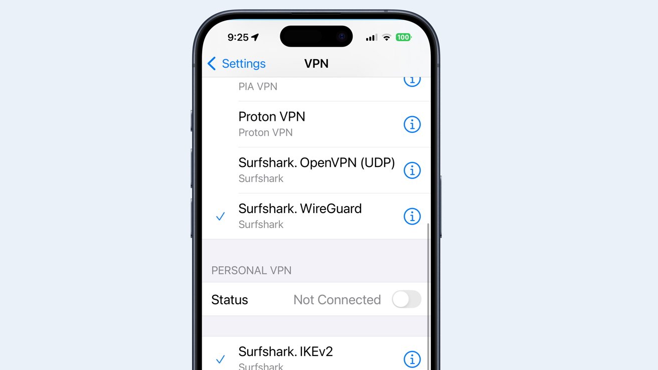 Obrazovka iPhone zobrazující nastavení VPN s možnostmi jako Proton VPN, Surfshark OpenVPN, Surfshark WireGuard a stav nastavený na nepřipojeno.en sh