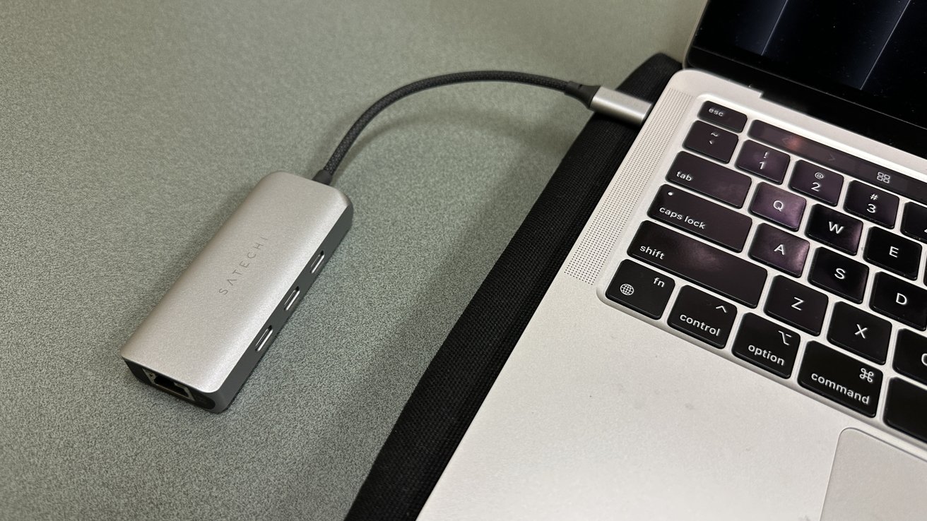 Recenze Satechi 4-in-1 USB-C Hub – Vedle MacBooku Pro nezabírá hub sám o sobě mnoho místa.