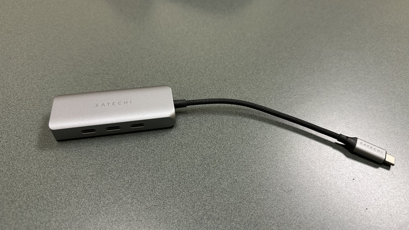 Recenze Satechi 4-in-1 USB-C Hub - Pohled na stůl.