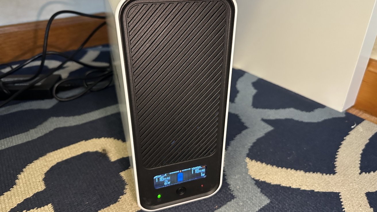 Recenze Goldenmate 800W UPS - Pod mým stolem s LCD displejem.