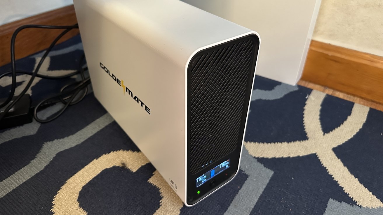 Recenze Goldenmate 800W UPS - Boční profil, všechny čtyři zásuvky jsou používány.