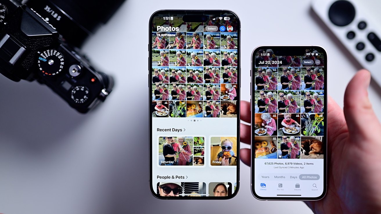 Podržení zobrazení knihovny na iOS 17 ve srovnání s druhým iPhonem se systémem iOS 18 a novou aplikací Fotky vedle sebe