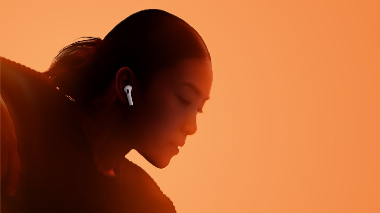 Osoba, která nosí AirPods 4 na oranžovém pozadí 