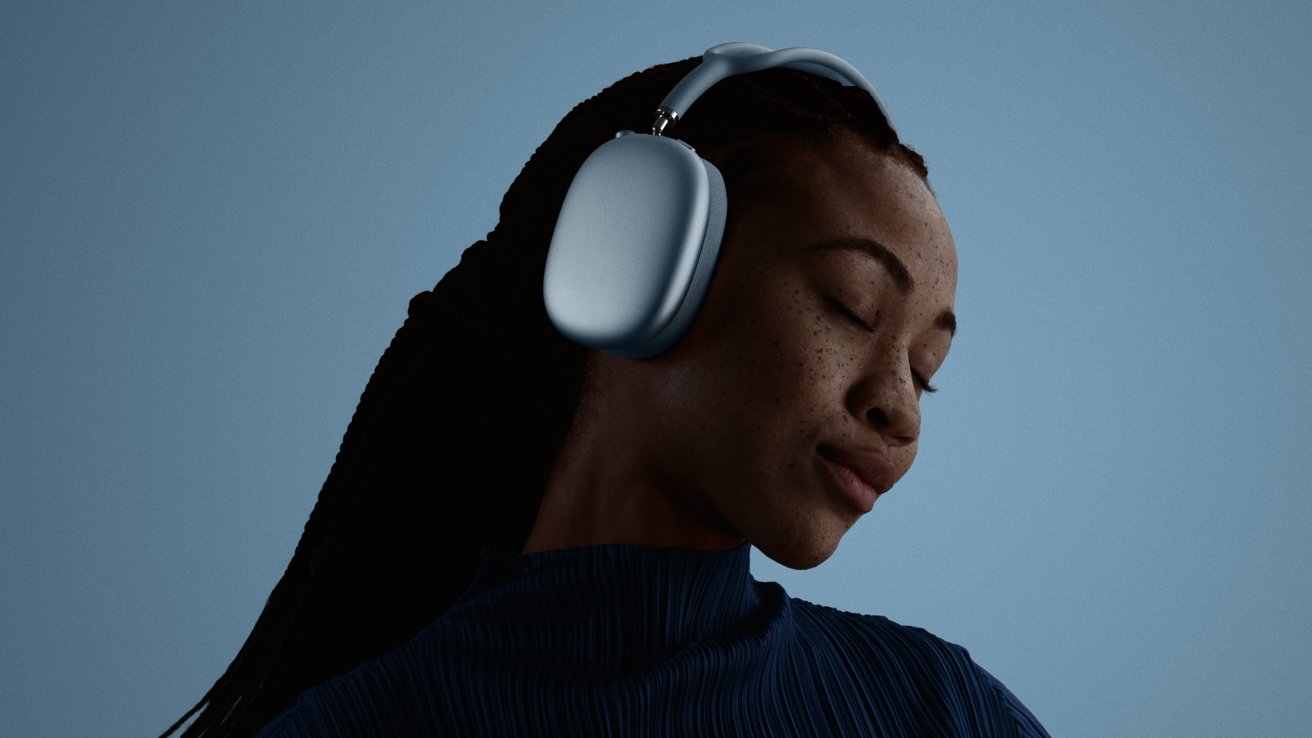 Osoba, která nosí modré AirPods Max