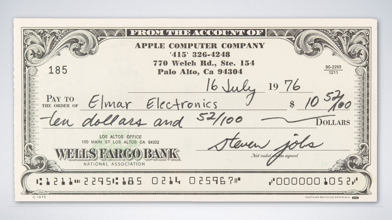 Šek od společnosti Apple Computer Company ze dne 16. července 1976, splatný společnosti Elmar Electronics na deset dolarů a 52 centů, podepsaný Stevem Jobsem.