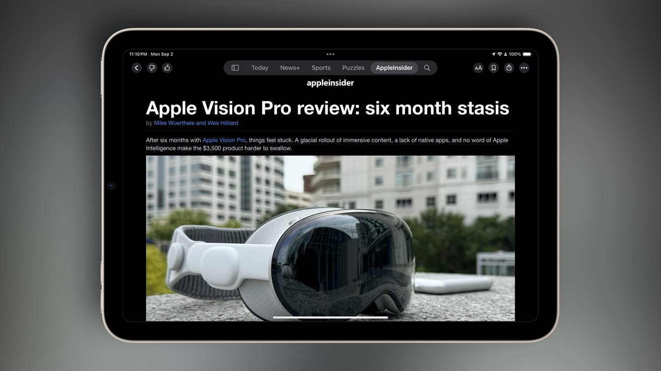 Aplikace Apple News zobrazující šestiměsíční recenzi Apple Vision Pro s plovoucí lištou karet v horní části