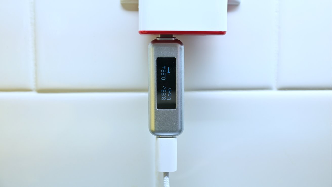 Kabel USB-C zapojený do měřiče napájení, který je zapojený do napájecího zdroje, ukazuje pouze asi 10W rychlosti nabíjení.