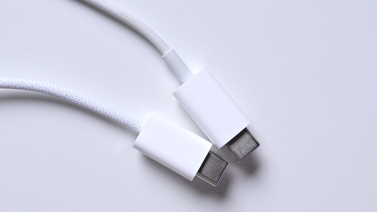 Ukazuje dva bílé kabely USB-C ze staré a nové nabíječky MagSafe, přičemž nový je opletený