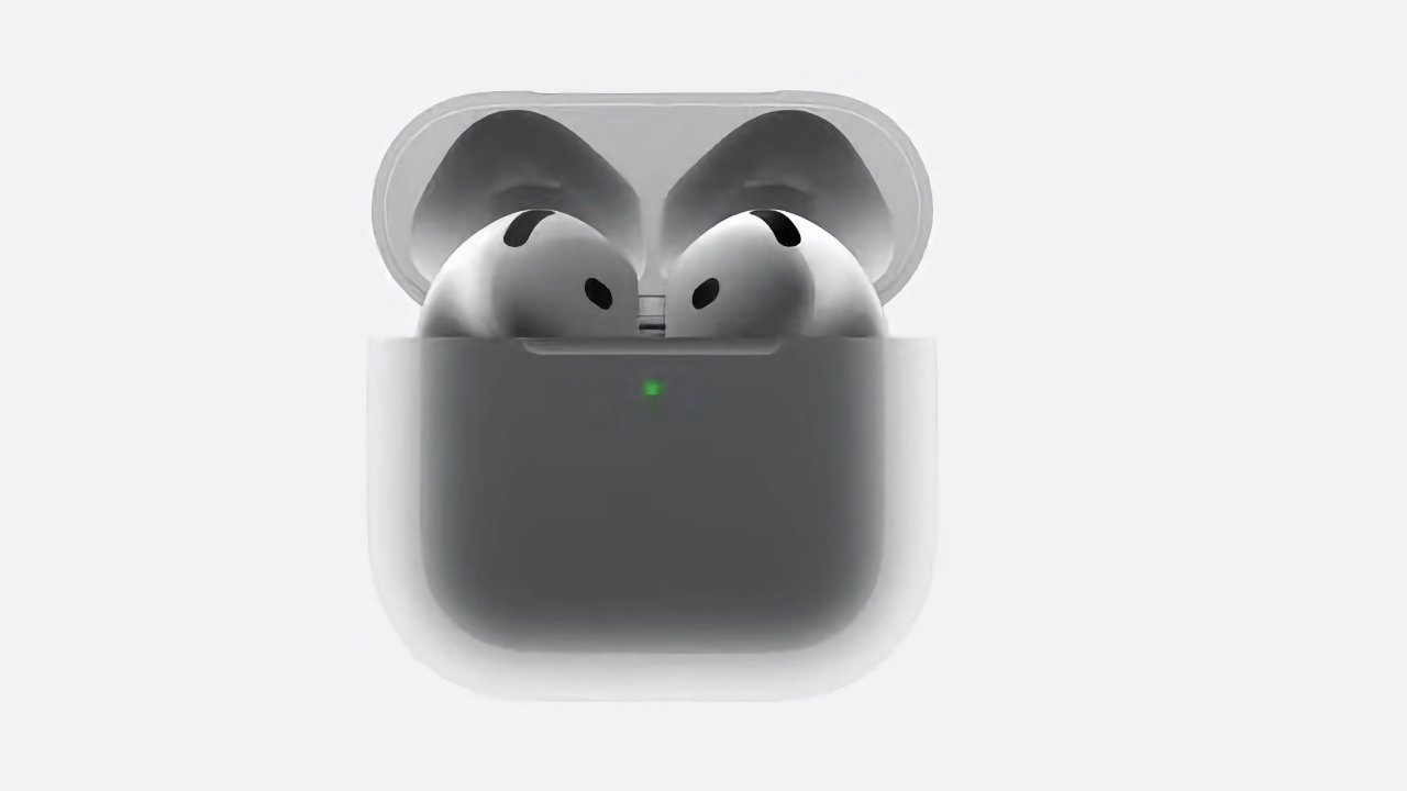 Nové AirPods 4 v otevřeném nabíjecím pouzdře se zeleným indikátorem.