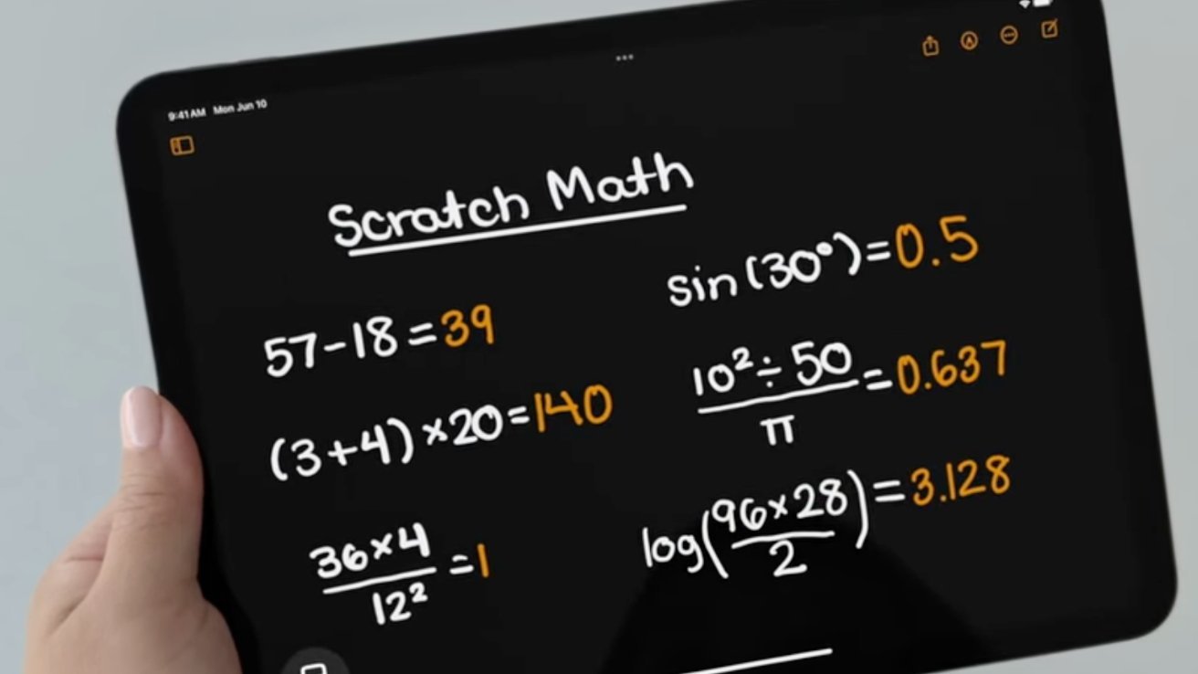 Ruka držící iPad zobrazující různé ručně psané matematické rovnice a jejich řešení na černé obrazovce pod názvem „Scratch Math“.