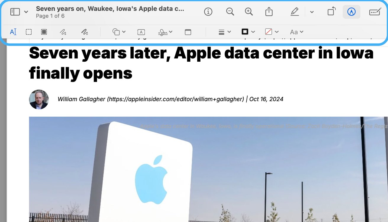 Článek o otevření datového centra Apple v Iowě s fotkou loga Apple na budově proti jasné obloze.