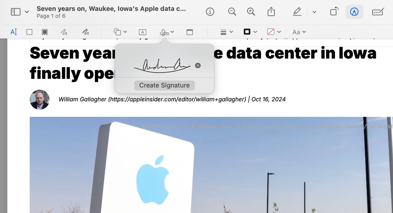 Článek o otevření datového centra Apple v Iowě s fotkou velkého loga Apple proti jasné modré obloze.